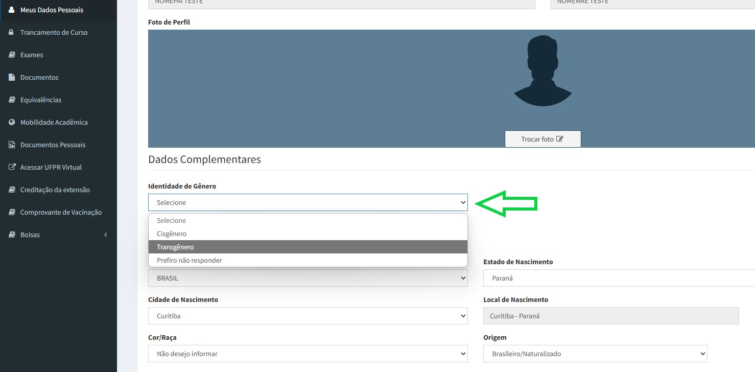 Flecha verde apontando para a lista de opções do campo Identidade de Gênero onde a pção "Transgênero" está selecionada.